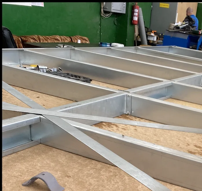 Сглобяване на подова рамка от поцинкована стомана в халето на AQUA IRON HOMES